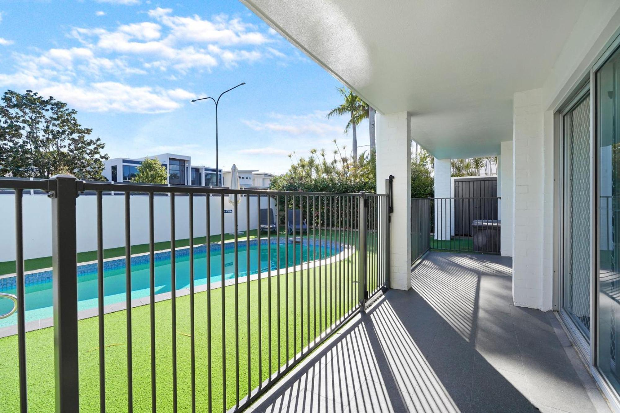 Noosa Parade Holiday Inn Экстерьер фото